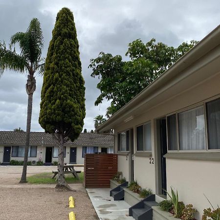 Hanging Rock Family Motel Бейтманс Бей Екстериор снимка