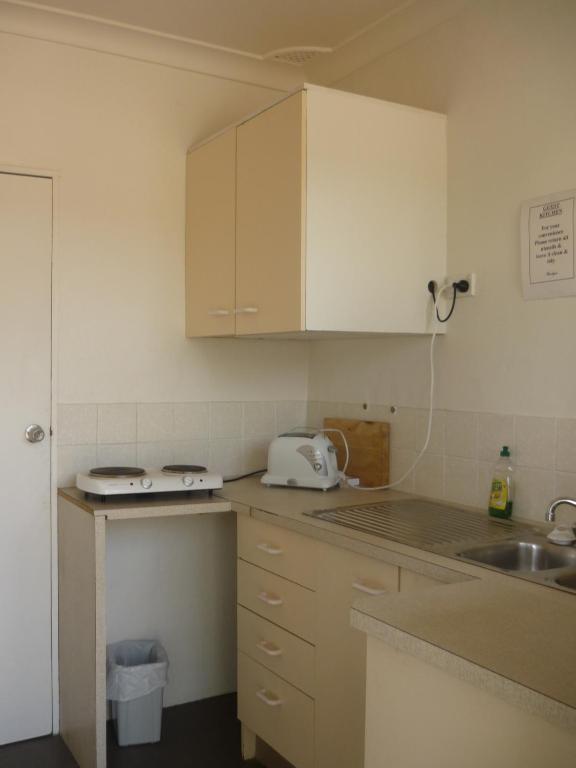 Hanging Rock Family Motel Бейтманс Бей Екстериор снимка