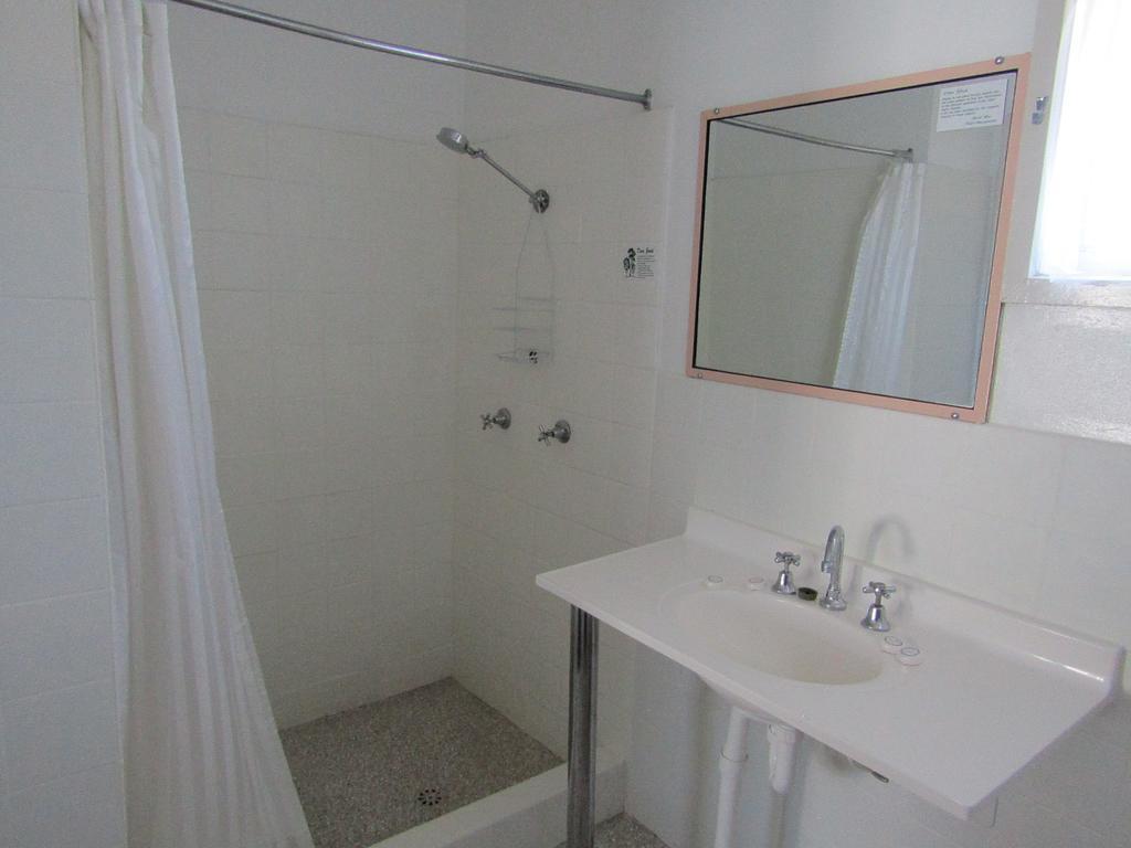 Hanging Rock Family Motel Бейтманс Бей Екстериор снимка