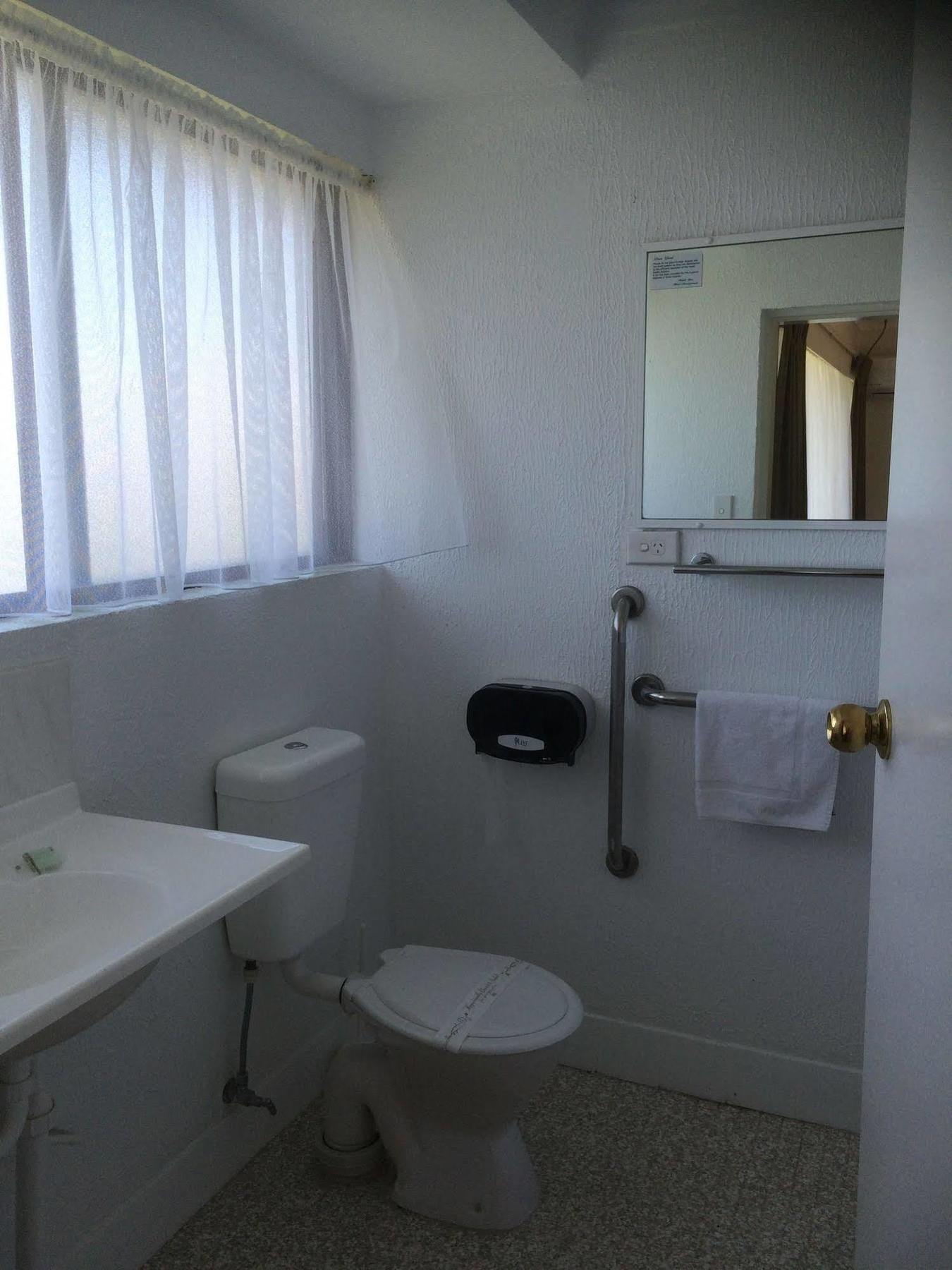 Hanging Rock Family Motel Бейтманс Бей Екстериор снимка