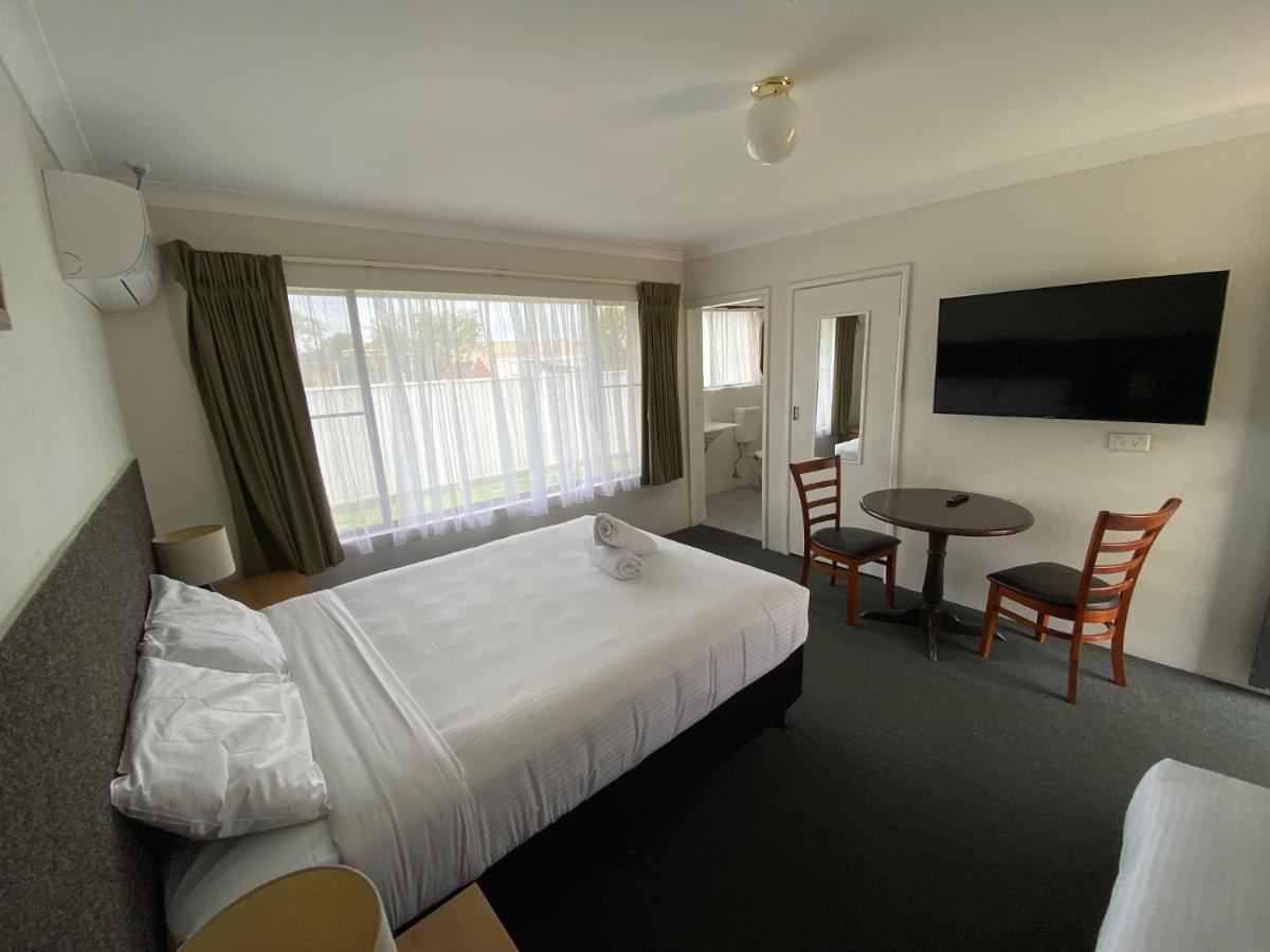 Hanging Rock Family Motel Бейтманс Бей Екстериор снимка
