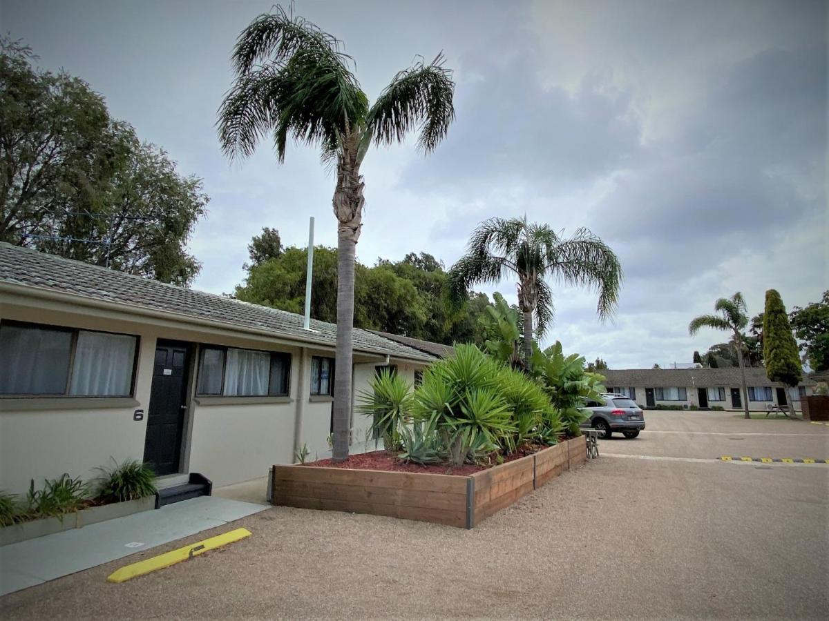 Hanging Rock Family Motel Бейтманс Бей Екстериор снимка