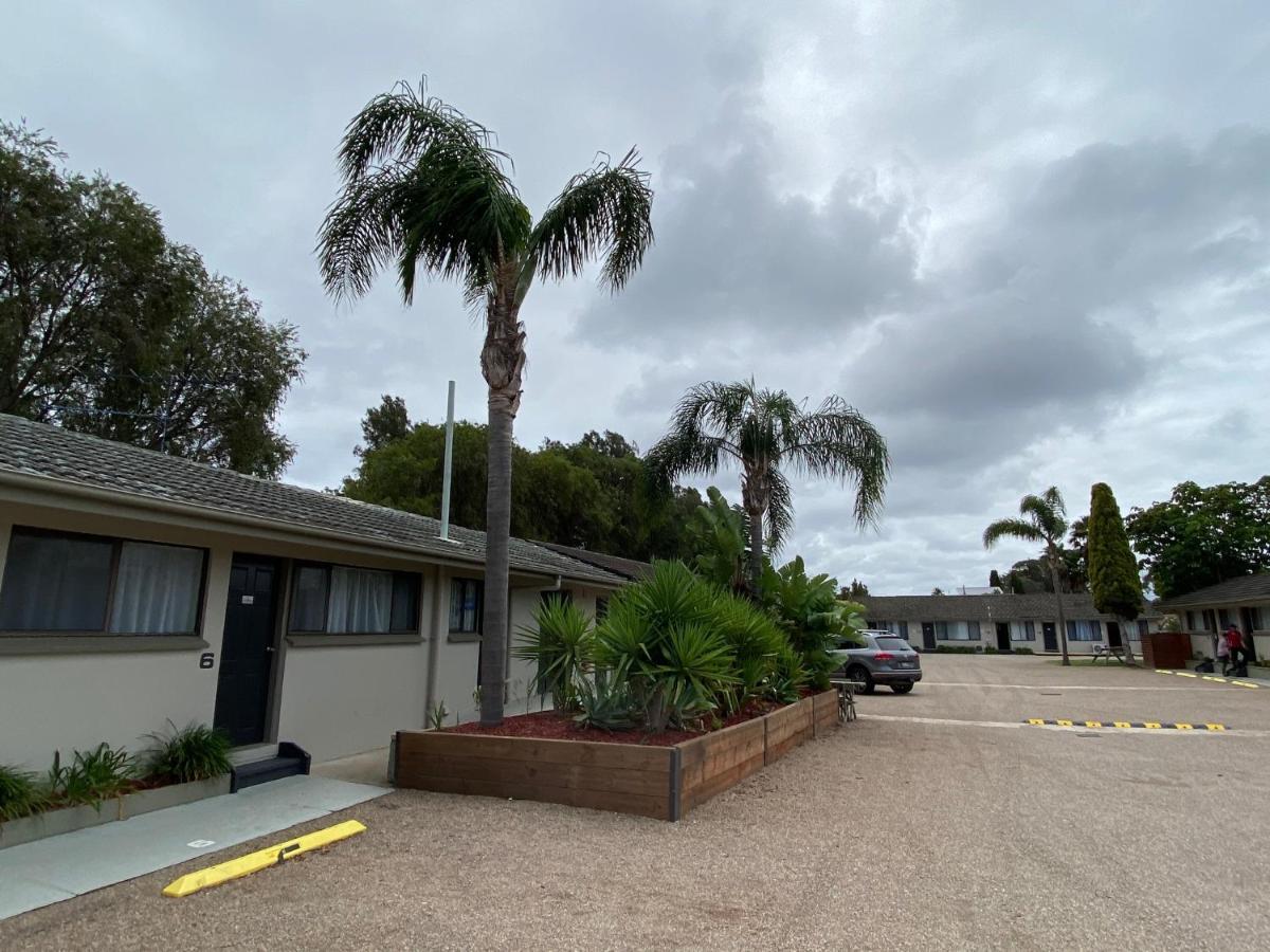 Hanging Rock Family Motel Бейтманс Бей Екстериор снимка