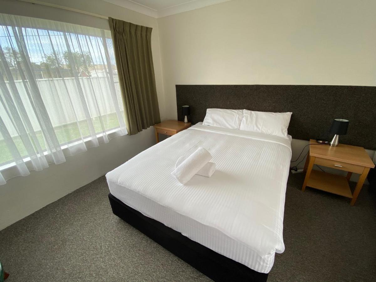 Hanging Rock Family Motel Бейтманс Бей Екстериор снимка
